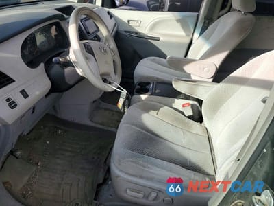 Zdjęcie 7 z 13 samochodu: 2013 TOYOTA SIENNA LE 7-PASSENGER VIN:5TDJK3DC2DS060224 - miniatura