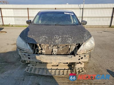 Piąte zdjęcie samochodu w środku: 2015 NISSAN SENTRA S VIN:3N1AB7AP4FY351014 - miniatura