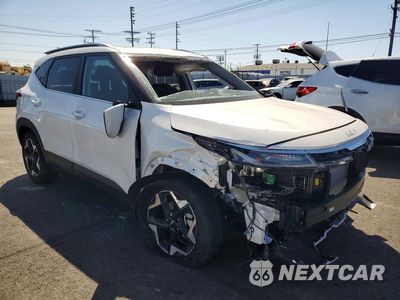 Czwarte zdjęcie samochodu z boku: 2025 KIA SELTOS EX VIN:KNDER2AA0S7817591 - miniatura