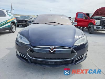 Piąte zdjęcie samochodu w środku: 2015 TESLA MODEL S 85 VIN:5YJSA1H16FFP73798 - miniatura