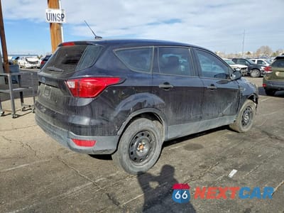 Trzecie zdjęcie samochodu z tyłu: 2019 FORD ESCAPE S VIN:1FMCU0F75KUA19270 - miniatura
