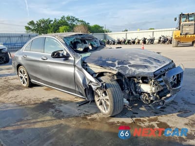 Czwarte zdjęcie samochodu z boku: 2016 MERCEDES-BENZ C 300 VIN:55SWF4JB8GU155776 - miniatura