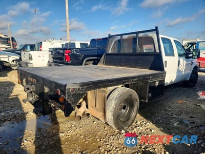 Trzecie zdjęcie samochodu z tyłu: 2009 FORD F350 SUPER DUTY FLATBED TRUCK VIN:1FDWW36R69EA19728 - miniatura