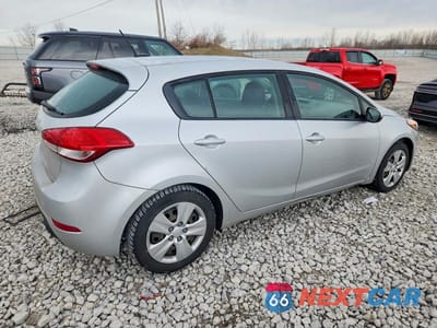 Trzecie zdjęcie samochodu z tyłu: 2016 KIA FORTE5 LX VIN:KNAFK5A86G5621579 - miniatura