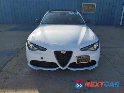 Piąte zdjęcie samochodu w środku: 2019 ALFA ROMEO GIULIA VIN:ZARFAMAN6K7606413 - miniatura