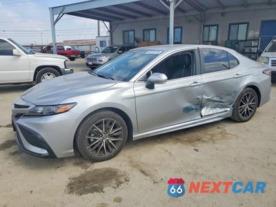 2024 TOYOTA CAMRY SE 4T1G11AK2RU256093 - główne zdjęcie licytacji z USA - miniatura
