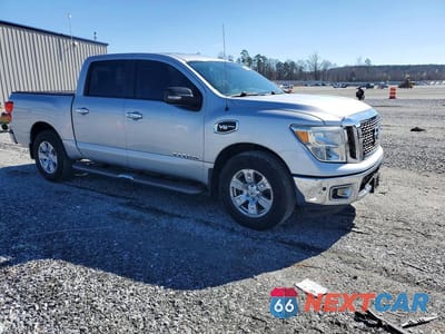 Czwarte zdjęcie samochodu z boku: 2017 NISSAN TITAN SV VIN:1N6AA1E67HN508627 - miniatura