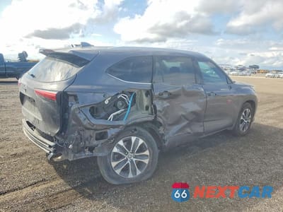 Trzecie zdjęcie samochodu z tyłu: 2022 TOYOTA HIGHLANDER XLE VIN:5TDGZRAH8NS094307 - miniatura