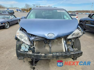 Piąte zdjęcie samochodu w środku: 2017 TOYOTA SIENNA XLE 8-PASSENGER VIN:5TDYZ3DC5HS887277 - miniatura