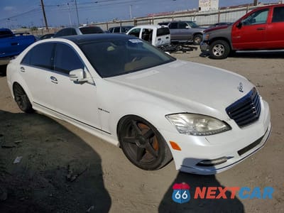 Czwarte zdjęcie samochodu z boku: 2013 MERCEDES-BENZ S 550 VIN:WDDNG7DB8DA498007 - miniatura