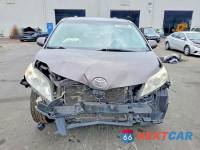 Piąte zdjęcie samochodu w środku: 2014 TOYOTA SIENNA XLE 8-PASSENGER VIN:5TDYK3DC9ES455288 - miniatura