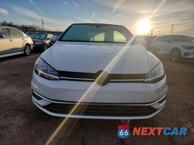 Piąte zdjęcie samochodu w środku: 2018 VOLKSWAGEN GOLF S VIN:3VWB17AU6JM278333 - miniatura