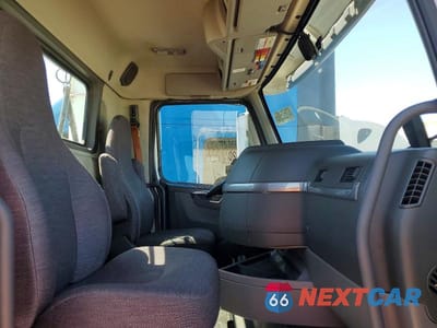 Piąte zdjęcie samochodu w środku: 2021 VOLVO VNR SEMI TRUCK VIN:4V4WC9EH4MN279888 - miniatura