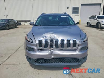 Piąte zdjęcie samochodu w środku: 2018 JEEP CHEROKEE LATITUDE VIN:1C4PJLCB9JD590493 - miniatura