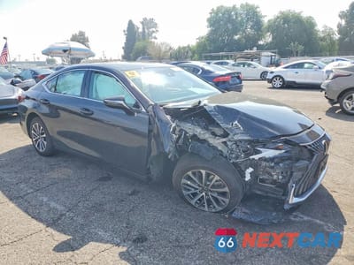 Czwarte zdjęcie samochodu z boku: 2024 LEXUS ES 350 BASE VIN:58ACZ1B11RU183014 - miniatura