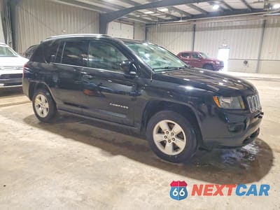 Czwarte zdjęcie samochodu z boku: 2017 JEEP COMPASS LATITUDE VIN:1C4NJCEB6HD198277 - miniatura