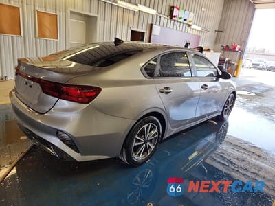Trzecie zdjęcie samochodu z tyłu: 2024 KIA FORTE LXS VIN:3KPF24AD4RE840042 - miniatura