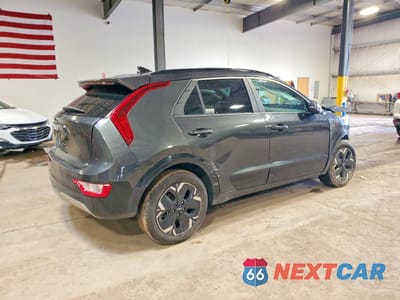 Trzecie zdjęcie samochodu z tyłu: 2023 KIA NIRO EV VIN:KNDCR3L16P5053288 - miniatura
