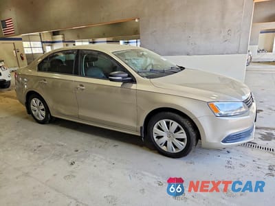Czwarte zdjęcie samochodu z boku: 2014 VOLKSWAGEN JETTA SE VIN:3VWD17AJ0EM295472 - miniatura