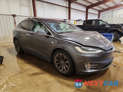 Czwarte zdjęcie samochodu z boku: 2018 TESLA MODEL X VIN:5YJXCDE26JF132416 - miniatura