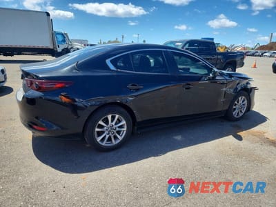 Trzecie zdjęcie samochodu z tyłu: 2021 MAZDA 3 VIN:3MZBPAA7XMM202771 - miniatura