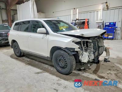 Czwarte zdjęcie samochodu z boku: 2013 TOYOTA HIGHLANDER BASE VIN:5TDBK3EH1DS231365 - miniatura