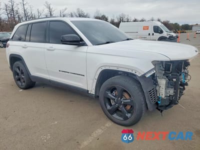 Czwarte zdjęcie samochodu z boku: 2023 JEEP GRAND CHEROKEE LAREDO VIN:1C4RJHAG4PC505305 - miniatura