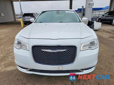 Piąte zdjęcie samochodu w środku: 2016 CHRYSLER 300 LIMITED VIN:2C3CCARG3GH182524 - miniatura