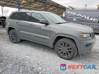 Czwarte zdjęcie samochodu z boku: 2021 JEEP GRAND CHEROKEE LAREDO VIN:1C4RJEAG9MC657087 - miniatura