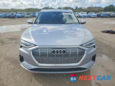Piąte zdjęcie samochodu w środku: 2019 AUDI E-TRON PREMIUM PLUS VIN:WA1LABGE7KB020898 - miniatura