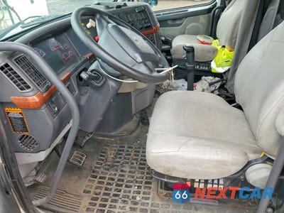 Piąte zdjęcie samochodu w środku: 2012 VOLVO VN VNL VIN:4V4NC9EH6CN553392 - miniatura