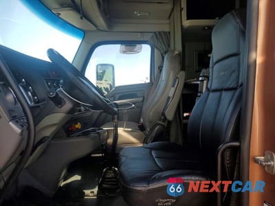 Piąte zdjęcie samochodu w środku: 2016 KENWORTH CONSTRUCTION T680 VIN:1XKYDP9X4GJ492010 - miniatura