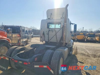 Czwarte zdjęcie samochodu z boku: 2019 VOLVO VNR - SEMI TRUCK VIN:4V4W19DF7KN217890 - miniatura