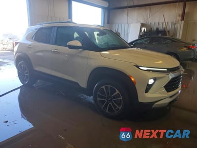 Czwarte zdjęcie samochodu z boku: 2025 CHEVROLET TRAILBLAZER LT VIN:KL79MPSL1SB201079 - miniatura