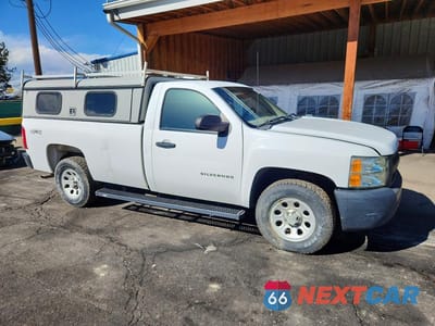 Czwarte zdjęcie samochodu z boku: 2011 CHEVROLET SILVERADO K1500 VIN:1GCNKPEA0BZ322243 - miniatura