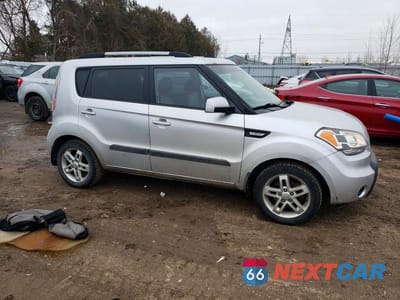Czwarte zdjęcie samochodu z boku: 2011 KIA SOUL + VIN:KNDJT2A24B7705899 - miniatura