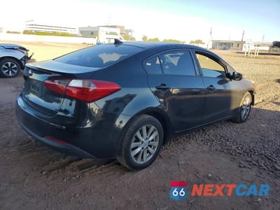 Trzecie zdjęcie samochodu z tyłu: 2016 KIA FORTE LX VIN:KNAFX4A6XG5523620 - miniatura