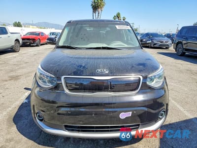 Piąte zdjęcie samochodu w środku: 2019 KIA SOUL EV + VIN:KNDJX3AE2K7038190 - miniatura