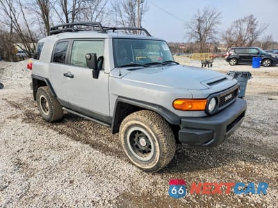 Czwarte zdjęcie samochodu z boku: 2013 TOYOTA FJ CRUISER BASE VIN:JTEBU4BF7DK158640 - miniatura