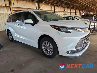 Czwarte zdjęcie samochodu z boku: 2025 TOYOTA SIENNA XLE 8-PASSENGER VIN:5TDYRKEC9SS275888 - miniatura