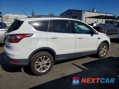 Trzecie zdjęcie samochodu z tyłu: 2018 FORD ESCAPE SE VIN:1FMCU0GD9JUA35555 - miniatura