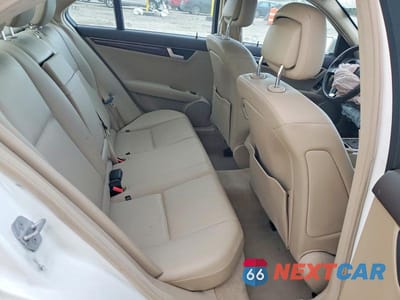 Zdjęcie 10 z 13 samochodu: 2014 MERCEDES-BENZ C 250 VIN:WDDGF4HB1ER309656 - miniatura