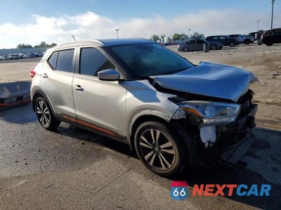 Czwarte zdjęcie samochodu z boku: 2020 NISSAN KICKS SV VIN:3N1CP5CVXLL570871 - miniatura