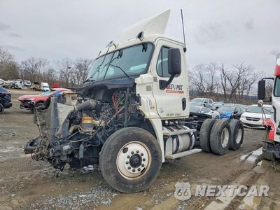 Drugie zdjęcie samochodu z przodu: 2019 FREIGHTLINER CASCADIA 125 SEMI TRUCK VIN:3AKJGEDV9KSKR9943 - miniatura