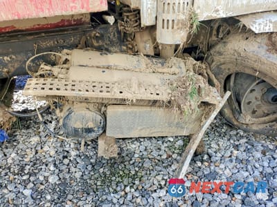 Zdjęcie 9 z 11 samochodu: 2005 VOLVO VHD DUMP TRUCK VIN:4V5K99GG65N391302 - miniatura