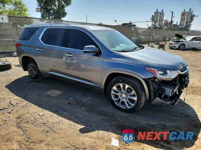 Czwarte zdjęcie samochodu z boku: 2018 CHEVROLET TRAVERSE PREMIER VIN:1GNERKKW8JJ111231 - miniatura