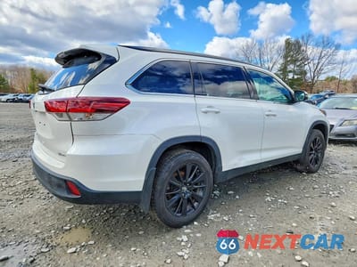 Trzecie zdjęcie samochodu z tyłu: 2019 TOYOTA HIGHLANDER SE VIN:5TDJZRFH1KS609951 - miniatura