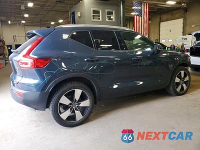 Trzecie zdjęcie samochodu z tyłu: 2022 VOLVO XC40 T5 MOMENTUM VIN:YV4162UK7N2653203 - miniatura