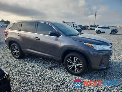 Czwarte zdjęcie samochodu z boku: 2019 TOYOTA HIGHLANDER LE VIN:5TDZZRFH8KS292429 - miniatura