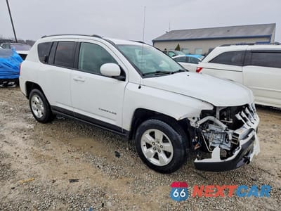 Czwarte zdjęcie samochodu z boku: 2016 JEEP COMPASS LATITUDE VIN:1C4NJCEA2GD715175 - miniatura